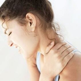 Stipras sāpes mugurkaula kakla daļas osteohondrozes dēļ